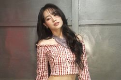 Ninh Dương Lan Ngọc diện croptop trễ vai khoe v&ograve;ng eo b&eacute; x&iacute;u nổi r&otilde; m&uacute;i cơ