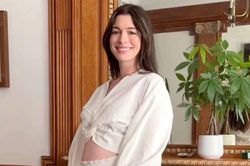 Anne Hathaway mang thai ở tuổi 43, lần đầu khoe bụng bầu sau h&agrave;nh tr&igrave;nh vượt qua biến cố
