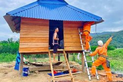 Câu chuyện 'vượt nắng, thắng mưa' mang nguồn điện sáng về buôn làng