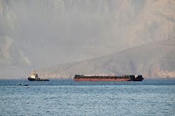 Số tàu chở dầu đi qua eo biển Hormuz tăng mạnh