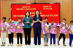Ấm áp chương trình 'Chăm lo - Tiếp bước đến trường' tại xã Ô Lâm