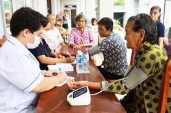Phường Tịnh Biên khám bệnh và trao quà cho 400 hộ gia đình có hoàn cảnh khó khăn