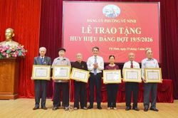 Hướng dẫn việc x&eacute;t tặng Huy hiệu Đảng