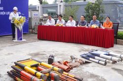 Ra quân chỉnh trang cáp viễn thông, hòm công tơ và dây khách hàng trên cột điện