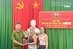 Công an phường Bắc Nha Trang trao lại điện thoại bị thất lạc cho du khách người Nga