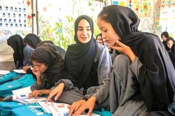 Giới trẻ Afghanistan t&igrave;m tương lai trong những trang s&aacute;ch