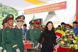 X&uacute;c động lễ truy điệu, an t&aacute;ng 9 h&agrave;i cốt liệt sĩ hy sinh bảo vệ bi&ecirc;n giới ph&iacute;a Bắc của Tổ quốc