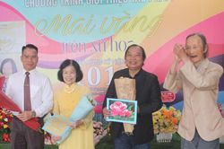 'Mai vàng trên xứ hoa' và một đời sống đẹp với thơ