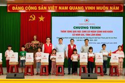 Khám bệnh, tặng quà cho 800 người dân và học sinh khó khăn tại xã Ninh Gia