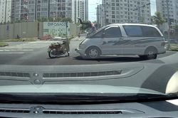 T&agrave;i xế &ocirc; t&ocirc; vượt đ&egrave;n đỏ h&uacute;c bay người đi xe m&aacute;y