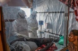 Ebola tăng tốc lây lan, 35.000 người cần truy vết