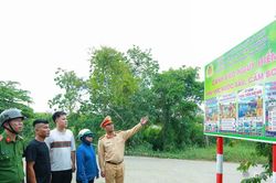 Cảnh sát đường thủy Hà Nội cắm biển cảnh báo, phòng ngừa đuối nước