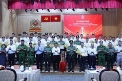 Bóng đá Công an TP Hồ Chí Minh mừng công chức Vô địch Cúp Quốc gia