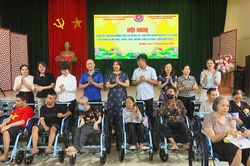 Hà Nội trao tặng 50 xe lăn cho người khuyết tật
