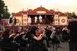 Độc đáo nhà hát opera trên xe tải ở bãi đậu xe