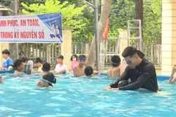 X&atilde; Bất Bạt phổ cập bơi an to&agrave;n cho trẻ em trong dịp h&egrave;
