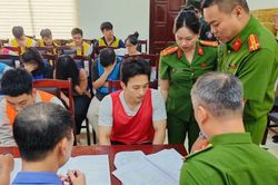 Khi người già trở thành 'con mồi' của 'bẫy' kỳ nghỉ