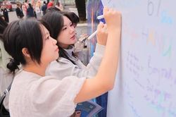Tuyển sinh đại học: Ai đang bị bỏ lại?