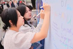 Tuyển sinh đại học: Ai đang bị bỏ lại?