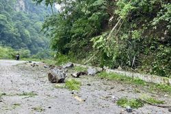 Lắp đặt biển cảnh báo khu vực có nguy cơ xảy ra sạt lở đất đá xuống mặt đường