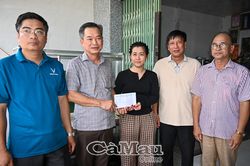 Thăm hỏi, hỗ trợ các hộ dân bị ảnh hưởng do sạt lở tại xã Năm Căn