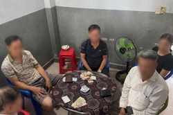 Bắt quả tang nhóm đối tượng tổ chức 'đánh phỏm' ăn tiền