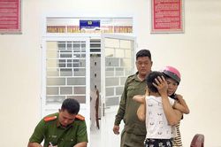 Bé trai 5 tuổi lang thang một mình trong đêm tối, cái kết khiến gia đình vỡ òa
