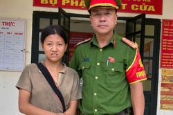 Đi bộ hơn 14km l&uacute;c 1h đ&ecirc;m chỉ v&igrave; chiếc điện thoại hỏng, người phụ nữ gặp điều đặc biệt