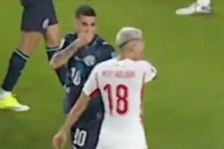Cầu thủ đầu ti&ecirc;n bị thẻ đỏ v&igrave; luật mới ở World Cup 2026, với h&agrave;nh vi che miệng n&oacute;i chuyện với đối thủ