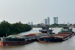 Xử phạt h&agrave;ng trăm triệu đối với c&aacute;c phương tiện vận chuyển c&aacute;t kh&ocirc;ng r&otilde; nguồn gốc tr&ecirc;n s&ocirc;ng Lạch Tray