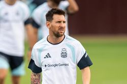Messi tho&aacute;t thẻ đỏ, đối thủ kiện trọng t&agrave;i l&ecirc;n FIFA