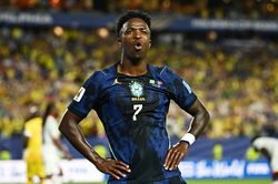 Cunha, Vinicius b&ugrave;ng nổ, Brazil thắng Haiti 3-0