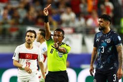 Cầu thủ đầu ti&ecirc;n trong lịch sử bị thẻ đỏ v&igrave; che miệng khi c&atilde;i nhau ở World Cup