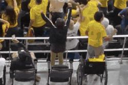 Khoảnh khắc cổ động vi&ecirc;n ngồi xe lăn đứng bật dậy ăn mừng tại World Cup g&acirc;y sốt
