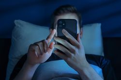 Giữ khoảng c&aacute;ch chuẩn với điện thoại bao nhi&ecirc;u để bảo vệ mắt v&agrave; cột sống?