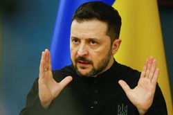 Ba Lan tước huân chương đã trao cho ông Zelensky, quan chức Ukraine đáp trả