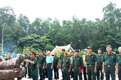 Cựu chiến binh Ph&uacute;c Sơn b&aacute;o c&ocirc;ng d&acirc;ng B&aacute;c tại Khu Di t&iacute;ch K9