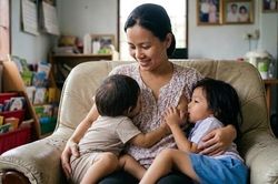 Tranh cãi việc trẻ 5 tuổi vẫn bú mẹ, bác sĩ sản khoa nói gì?