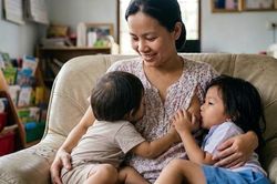 Tranh c&atilde;i việc trẻ 5 tuổi vẫn b&uacute; mẹ, b&aacute;c sĩ sản khoa n&oacute;i g&igrave;?