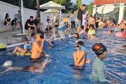 Chen ch&acirc;n đi bơi giải nhiệt: Dịch vụ quanh bể bơi 'hốt bạc'