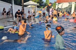 Chen chân đi bơi giải nhiệt: Dịch vụ quanh bể bơi 'hốt bạc'