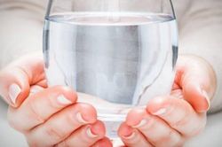 Nhịn ăn chỉ uống nước để giảm cân, thải độc có tác hại gì?