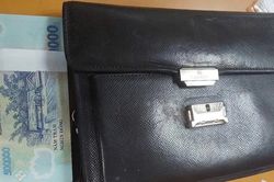 Nữ nhân viên xe đẩy nhặt được túi xách với hơn 53 triệu đồng tiền mặt ở Nội Bài
