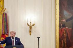 Tổng thống Trump: Sẽ không thu phí qua eo biển Hormuz trừ khi...