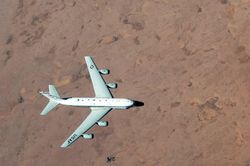 Máy bay do thám RC-135 Rivet Joint có thể điều khiển UAV, mở rộng đáng kể năng lực tình báo của Mỹ