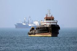 Iran bất ngờ tái đóng cửa eo biển Hormuz sau thỏa thuận ký với Mỹ