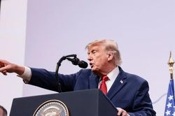 Ông Trump dọa 'ném bom trở lại', Iran tuyên bố vẫn 'đặt tay trên cò súng'