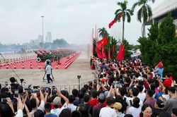 T&aacute;c nghiệp trong v&ograve;ng tay nh&acirc;n d&acirc;n v&agrave; đồng đội