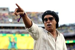 Ronaldinho gây sốc khi ký hợp đồng gia nhập 1 CLB của Serie C