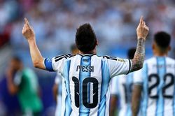 Messi sẽ ph&aacute; 3 kỷ lục World Cup chỉ trong trận tiếp theo?